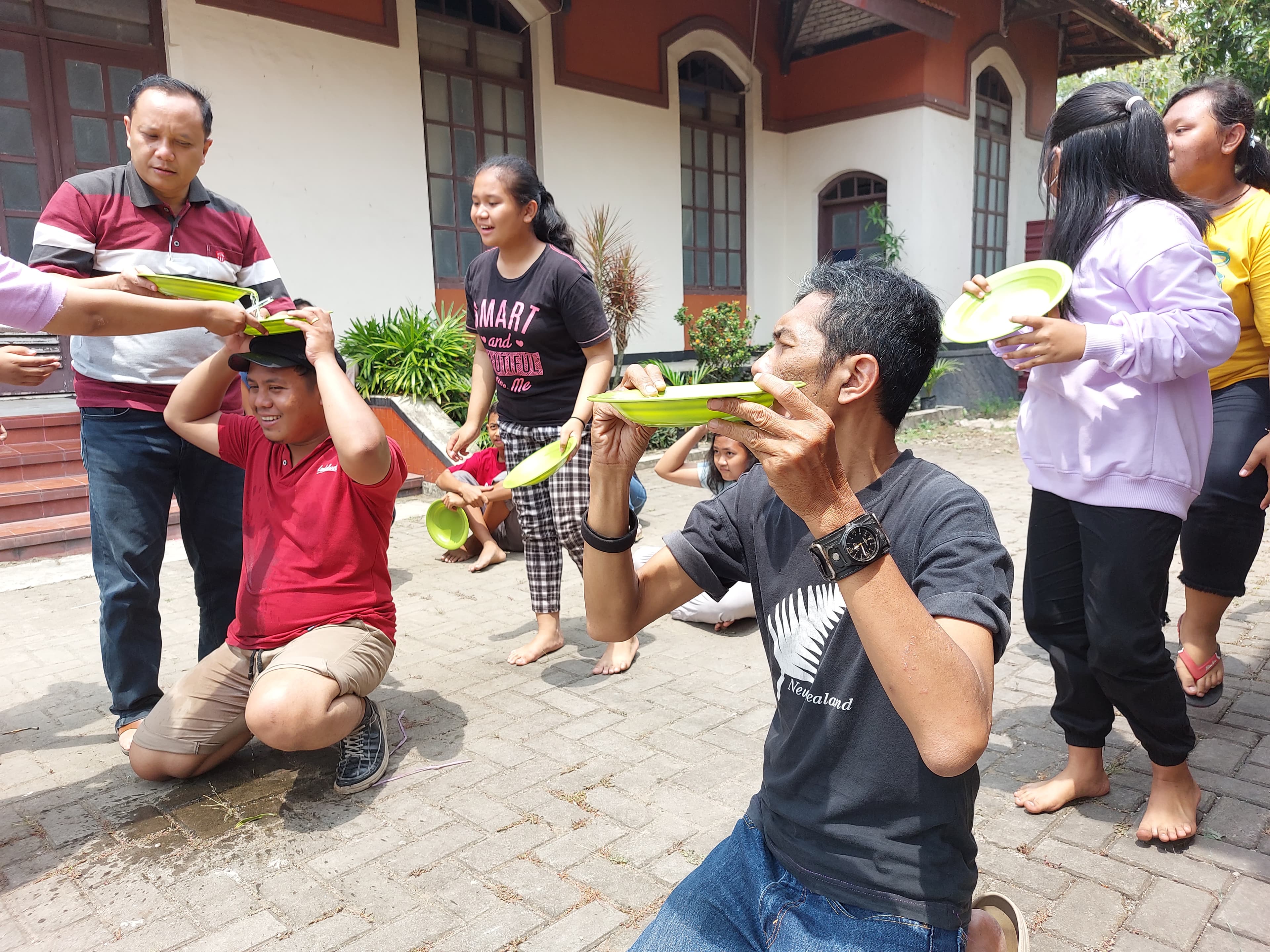 Lomba estafet air HUT RI 77